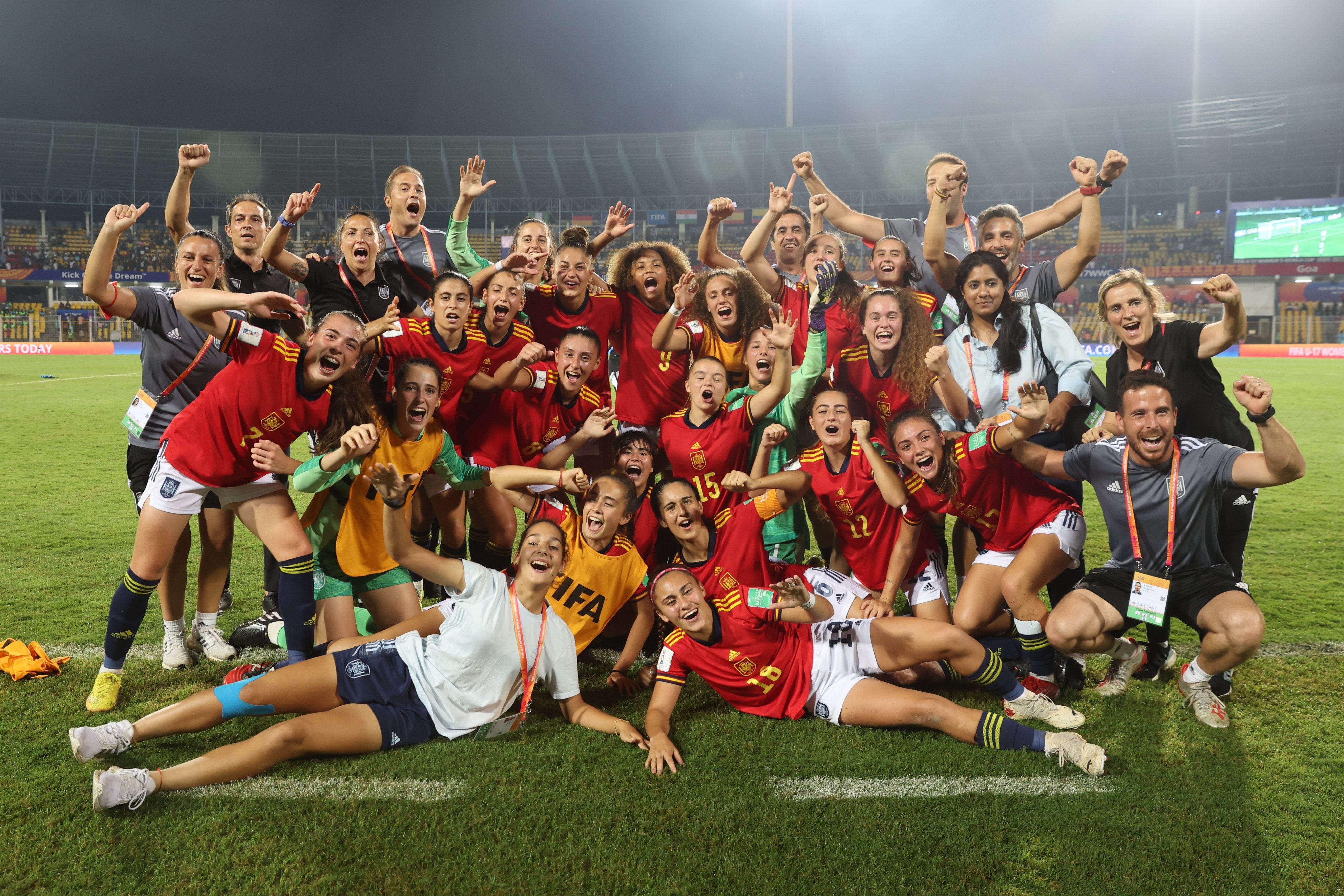 Sara Ortega, con el 15, celebra el pase a la final del Mundial-sub-17.