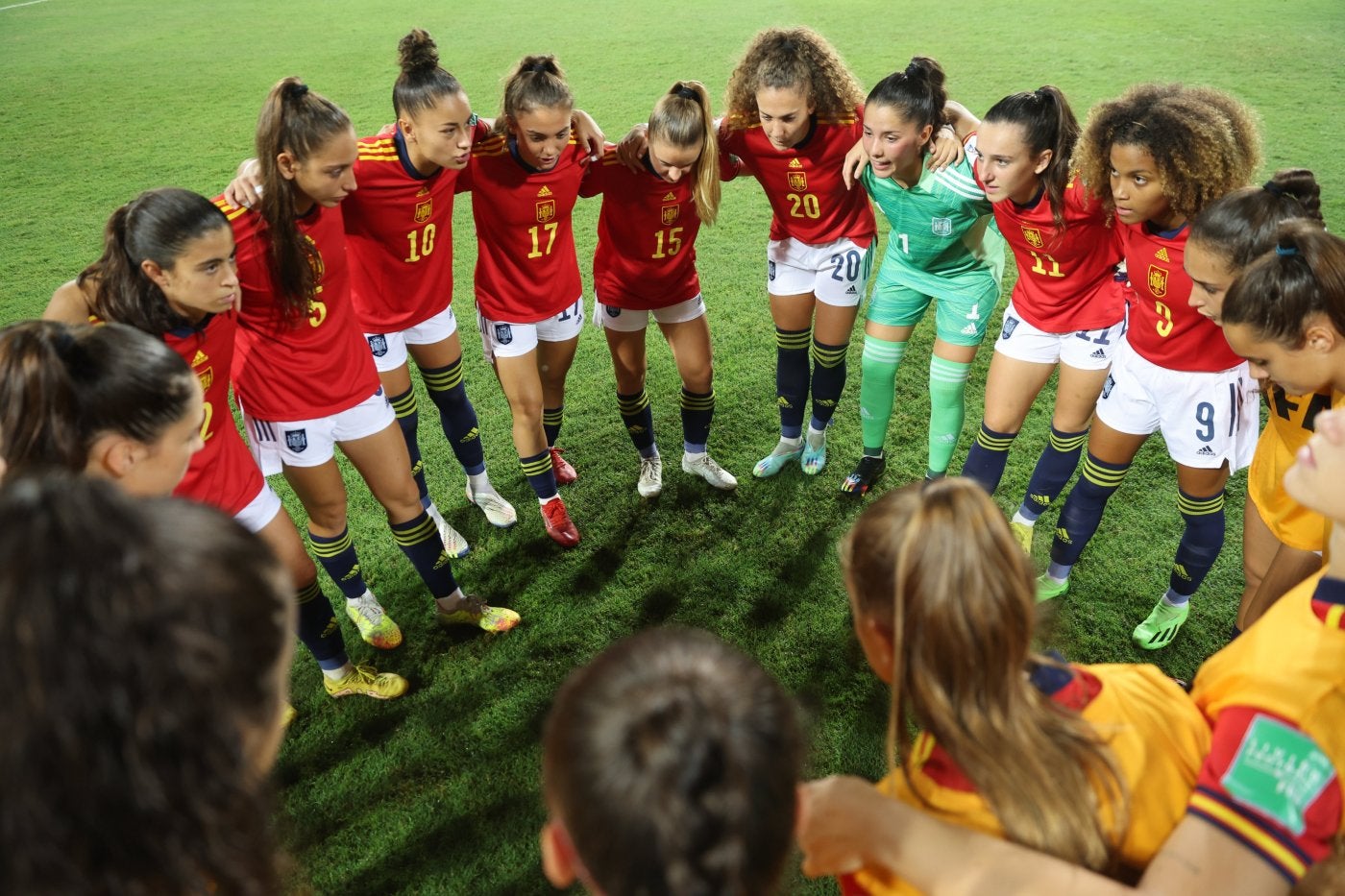 Sara Ortega, con el dorsal 15 en su camiseta, durante una reunión grupal de la Sub'17. 