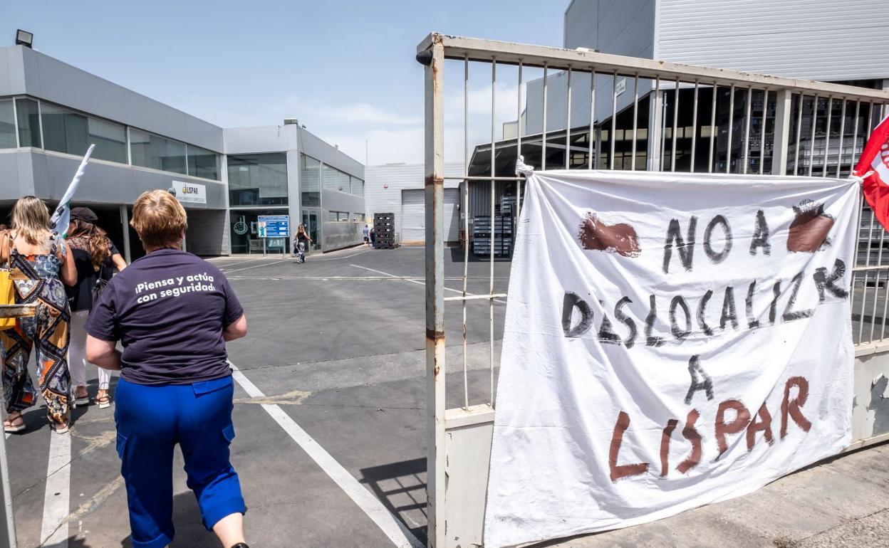 Trabajadoras entran a la planta de Talleres Lispar en la época de las movilizaciones. 