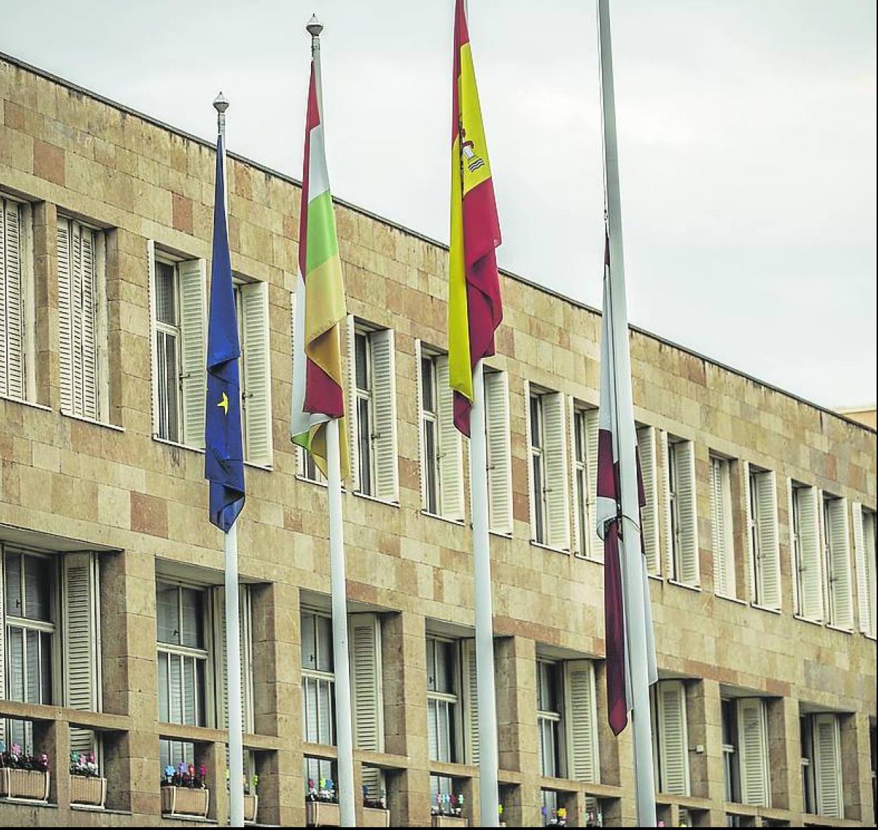 Banderas en el Ayuntamiento, con la de Logroño a media asta.