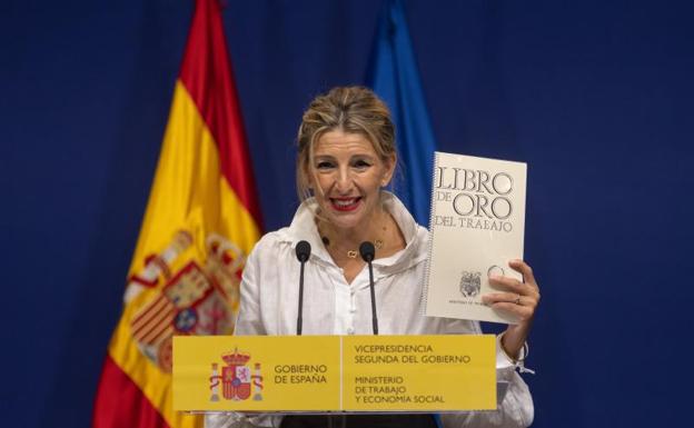 La vicepresidenta Yolanda Díaz anuncia la retirada de la Medalla del Trabajo a Franco. 