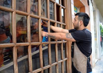 Imagen secundaria 1 - Los vecinos del &#039;lanzador de ladrillos&#039; piden una intervención urgente