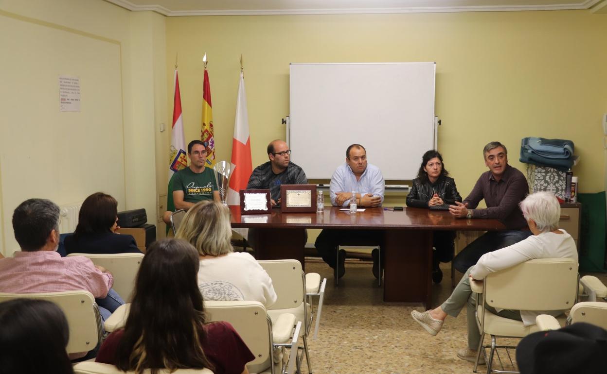 El comité local ya dimitido informó anoche de su decisión a los representantes de la sociedad alfareña. 