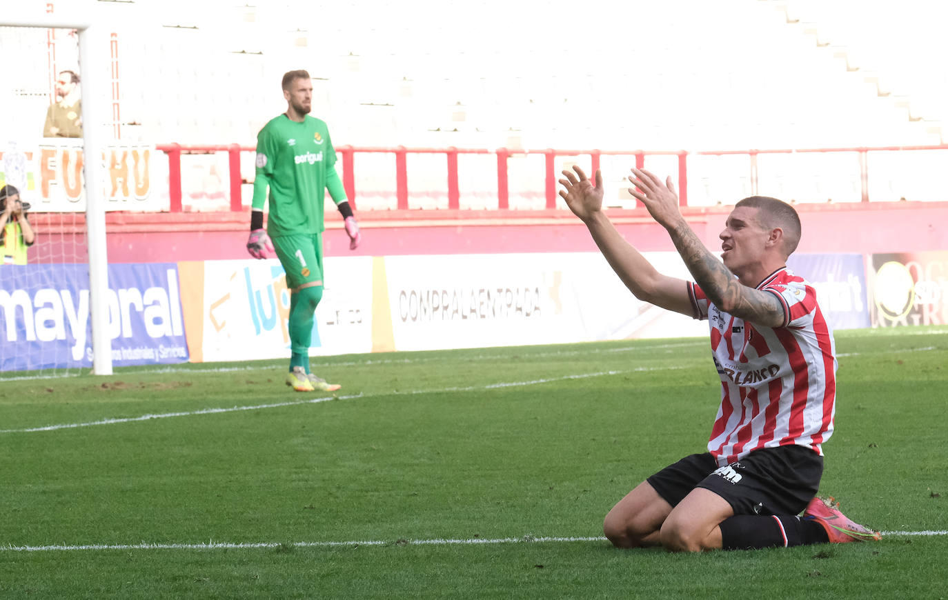 Fotos: La SD Logroñés cae ante el Nástic