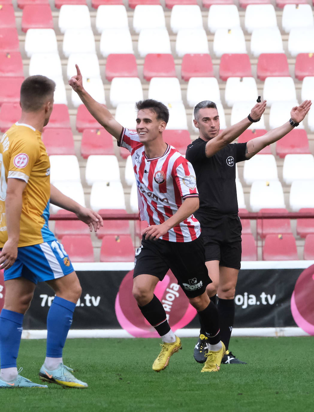 Fotos: La SD Logroñés cae ante el Nástic