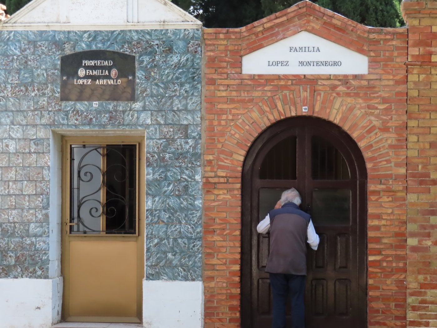 Un familiar lejano se asoma a la capilla recuperada recientemente. 