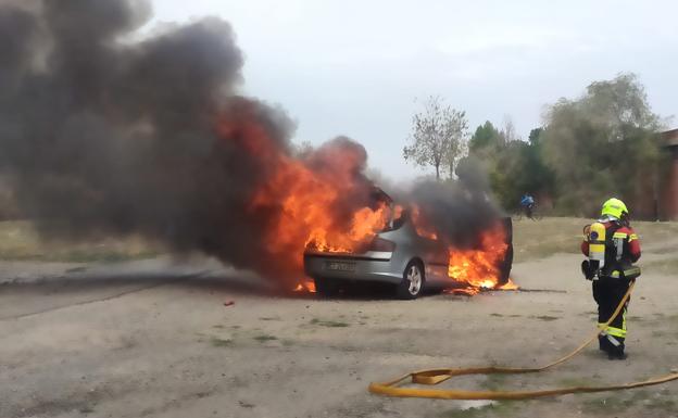 Imagen principal - Arde un vehículo en Santo Domingo de la Calzada