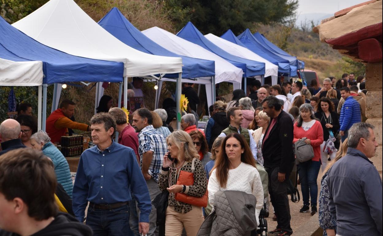 El mercado de Tudelilla se llenó de público este domingo. 