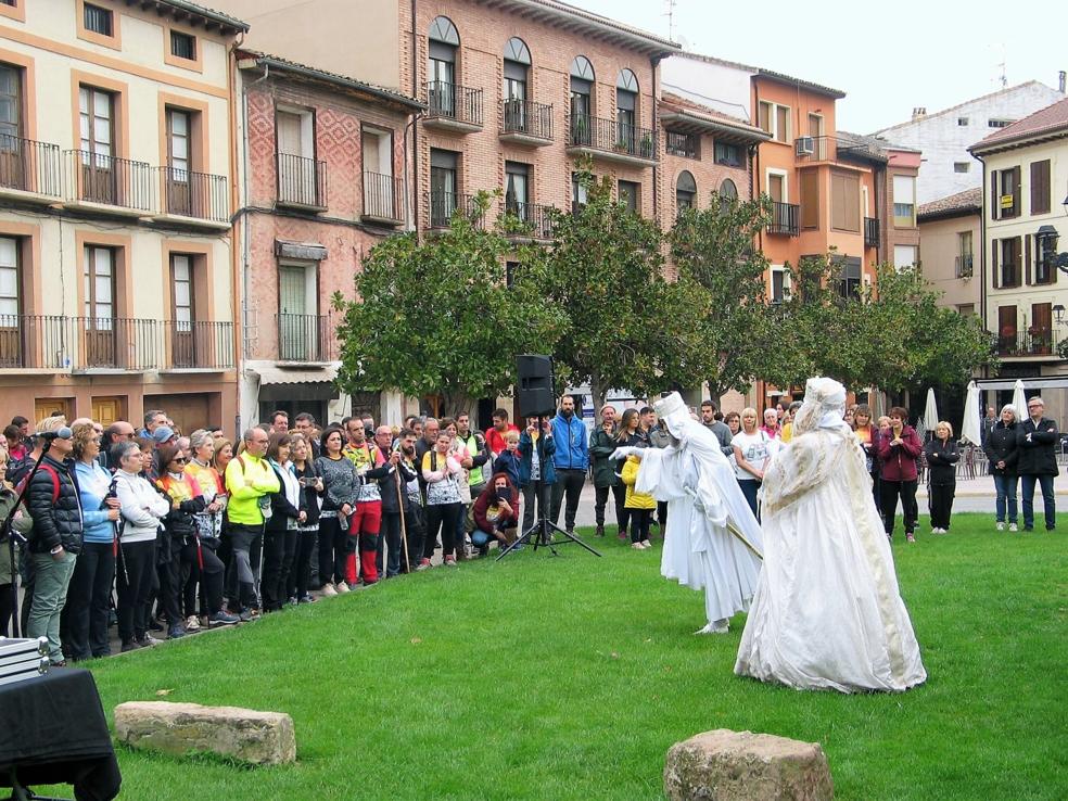 Don García y doña Estefanía despiden a los participantes en la marcha camino de San Millán. 