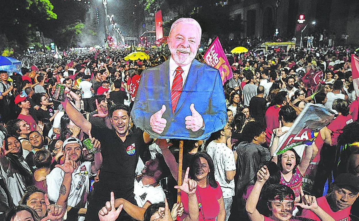 Simpatizantes de Lula festejaban el domingo el resultado electoral en la capital, Brasilia.