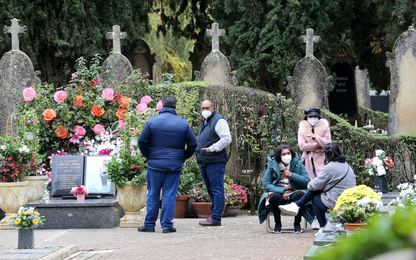 Fotos: Los logroñeses visitan y preparan el cementerio para el Todos los Santos