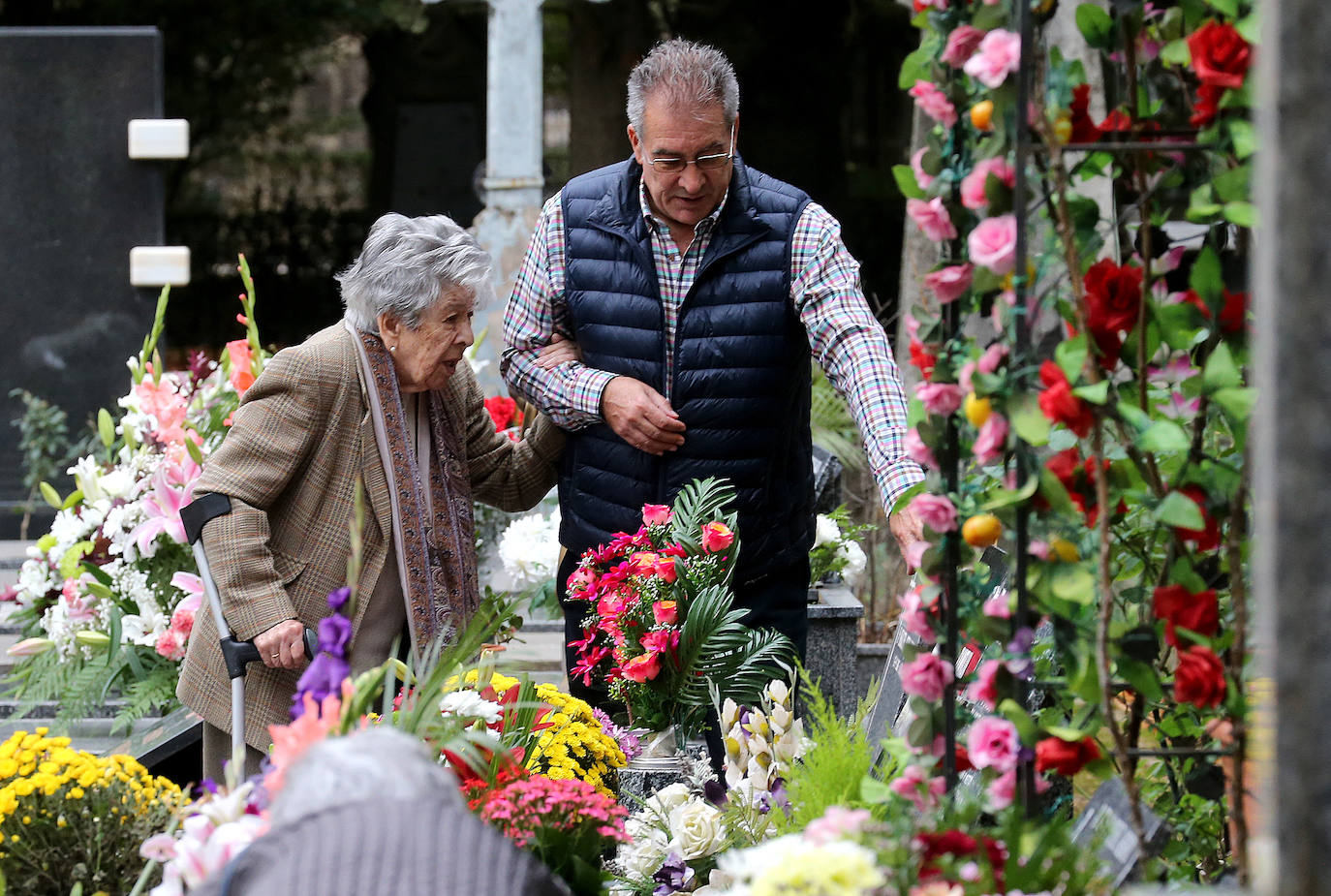 Fotos: Los logroñeses visitan y preparan el cementerio para el Todos los Santos