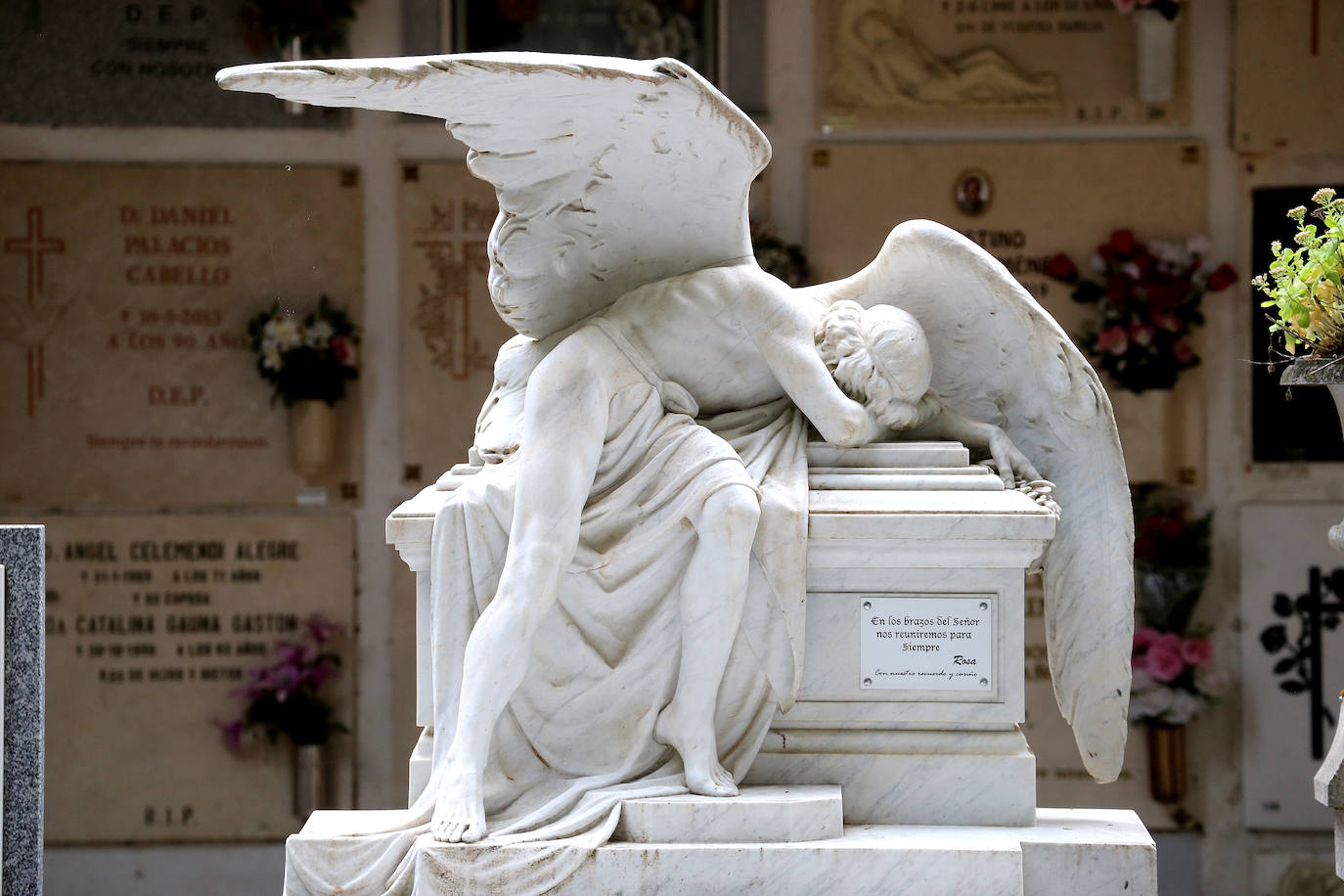 Fotos: Los logroñeses visitan y preparan el cementerio para el Todos los Santos