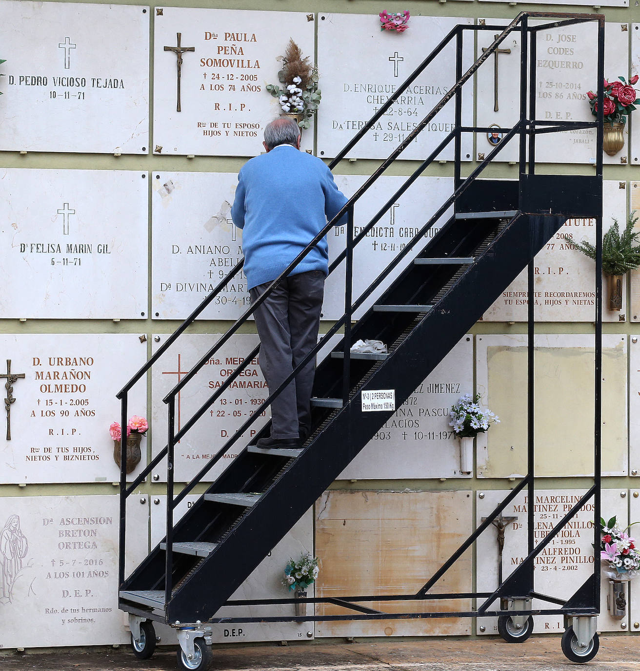 Fotos: Los logroñeses visitan y preparan el cementerio para el Todos los Santos