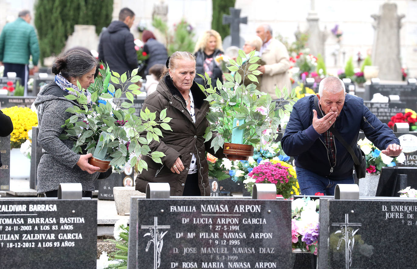 Fotos: Los logroñeses visitan y preparan el cementerio para el Todos los Santos