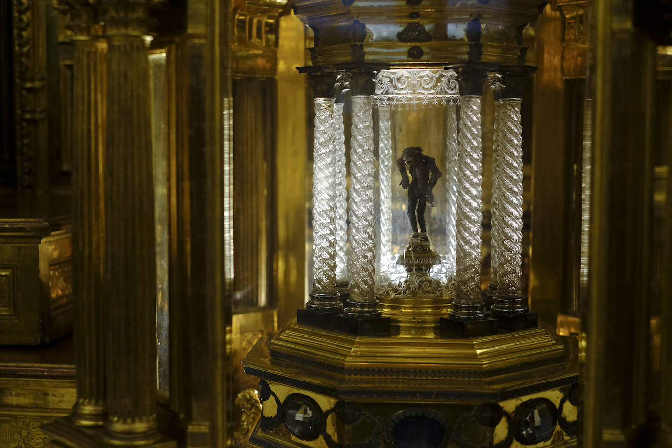 Figura quemada de un Cristo en una custodia situada en el centro del relicario, y que la fundadora de las Agustinas Recoletas y primera priora del monasterio Mariana de San José (1568-1638), llevó por varios cenobios de la orden.