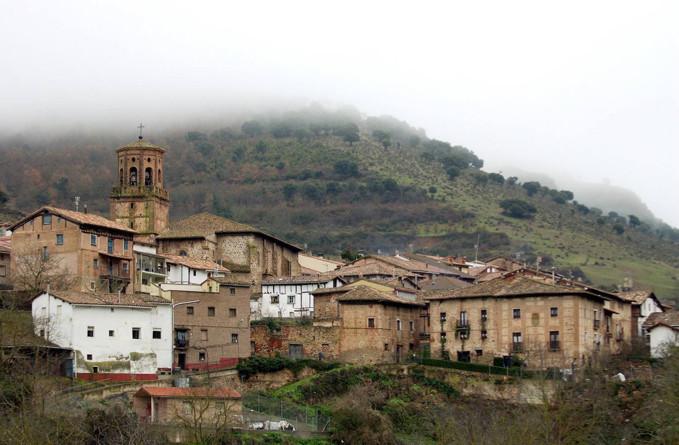 Imagen principal - Imagen de Pedroso y dos detalles del documento adquirido por el Gobierno de La Rioja. 