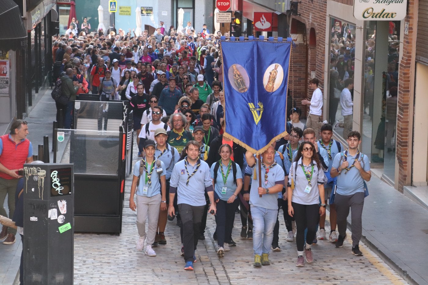 Los últimos pasos de esta histórica Valvanerada Scout fueron para ascender a la iglesia de Santo Tomás. 