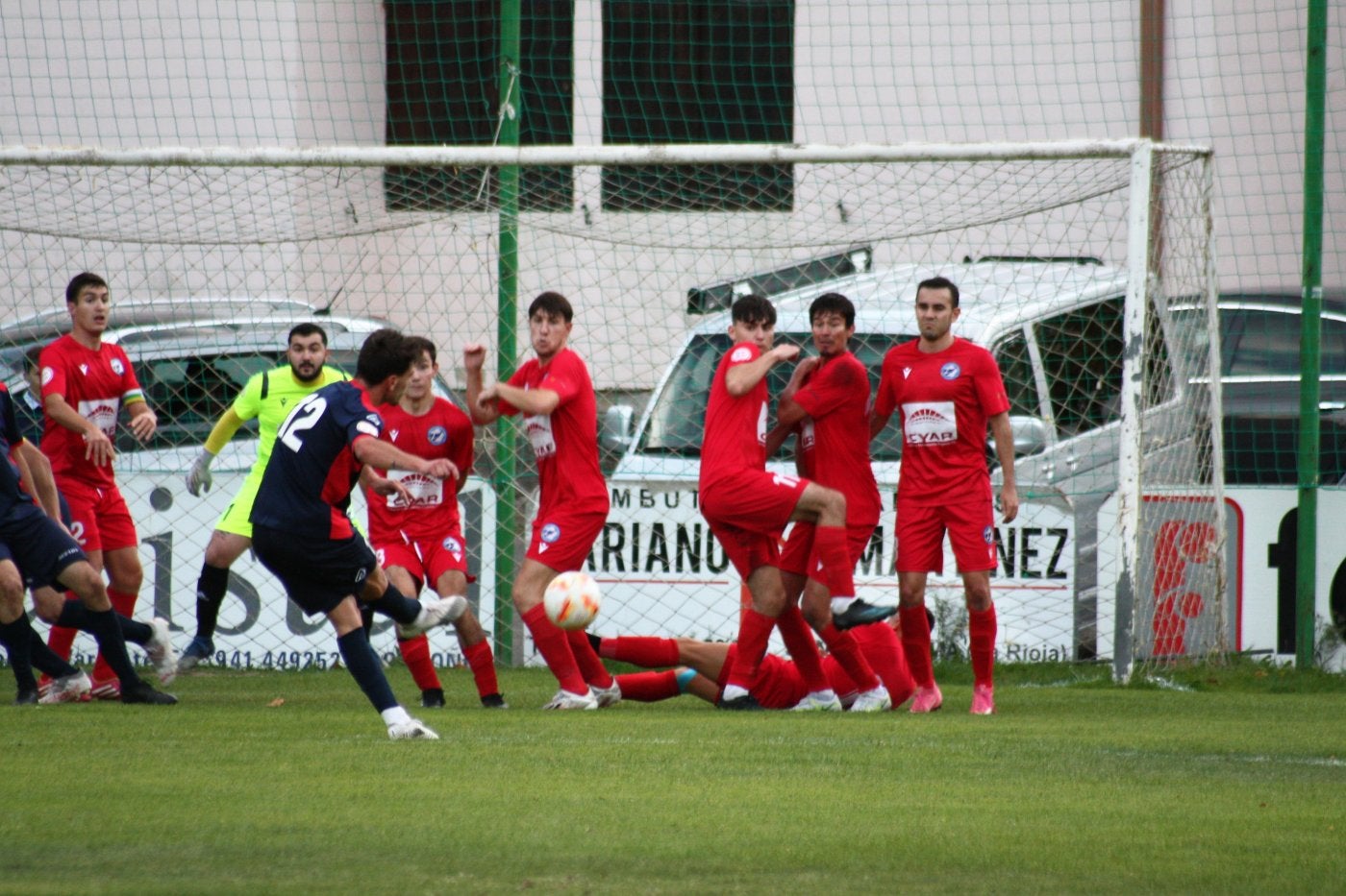 La barrera del Comillas se abre para que Urrecho haga el gol. 