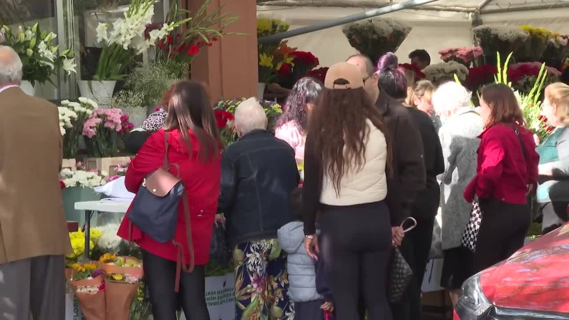Madrileños acuden al cementerio de la Almudena a depositar flores a sus seres queridos