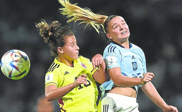 Ortega pelea un balón aéreo en la final contra Colombia. 