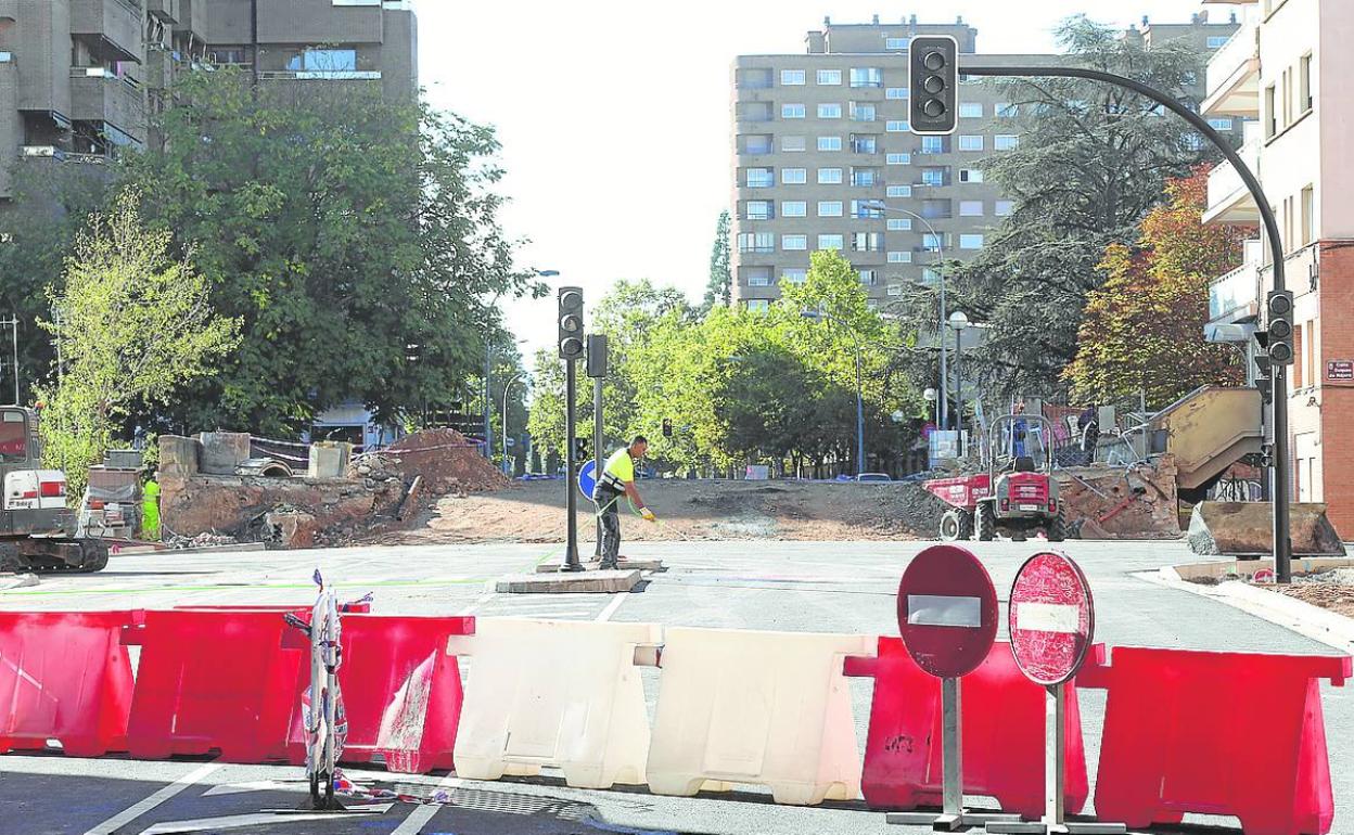 Los trabajadores de la contrata, desde primera hora de la mañana de este martes festivo, para poder llegar a los plazos marcados. 