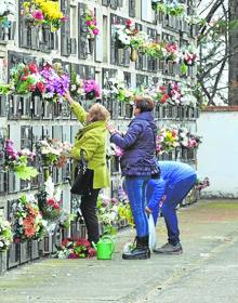 Imagen secundaria 2 - El buen tiempo animó también a los najerinos a acudir a un camposanto repleto de flores para honrar a sus seres queridos. En Santo Domingo hubo ramos de flores y melancolía. En la última imagen, tres mujeres depositan flores en Calahorra.