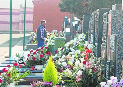 Imagen secundaria 1 - El buen tiempo animó también a los najerinos a acudir a un camposanto repleto de flores para honrar a sus seres queridos. En Santo Domingo hubo ramos de flores y melancolía. En la última imagen, tres mujeres depositan flores en Calahorra.