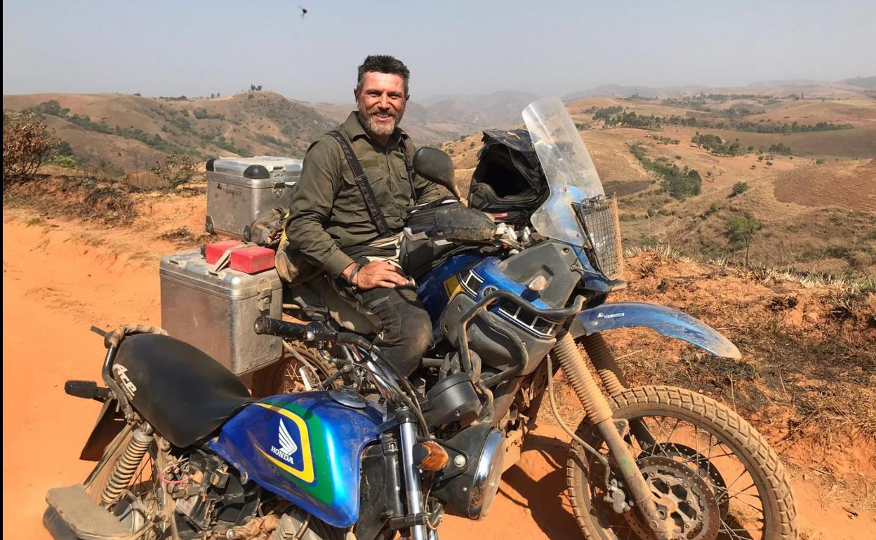 El motero alberitense Raúl Espinosa posa con su moto en República del Congo. 