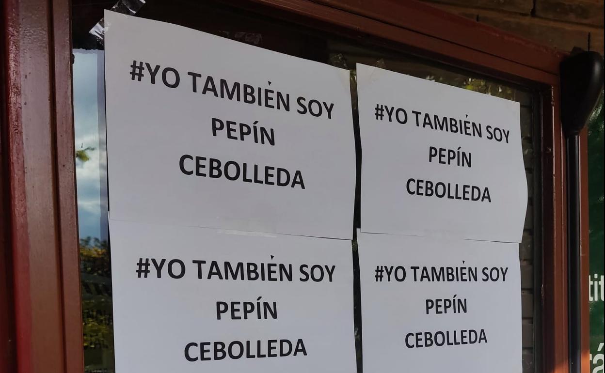 Carteles de apoyo al profesor en la puerta del IES Sagasta. 