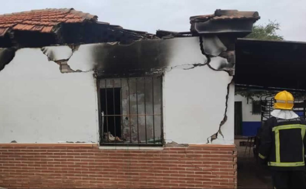 El incendio en la vivienda del autor del tiroteo.