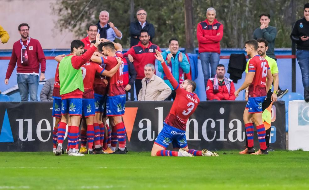 Jugadores del Calahorra celebran uno de los goles el domingo en La Planilla. 