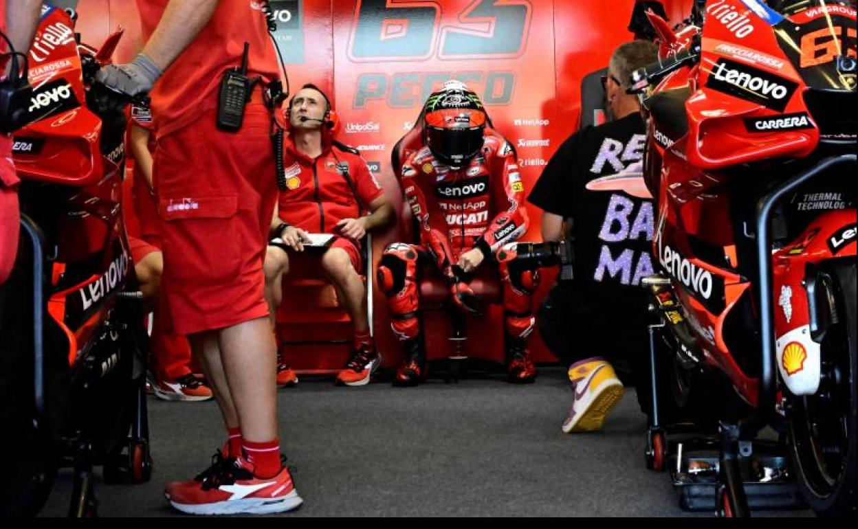 El piloto de Ducati Francesco Bagnaia, en su box.