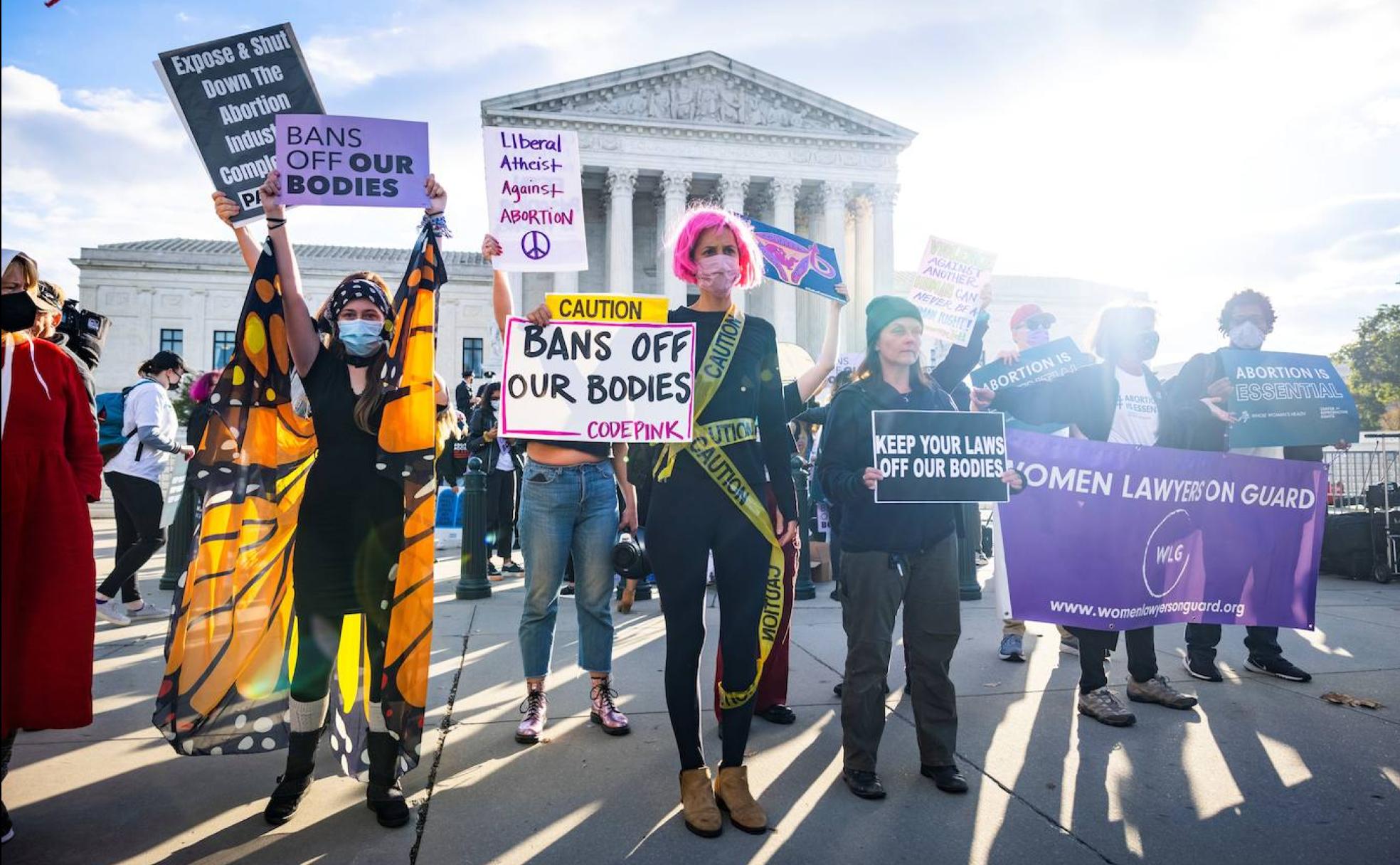 Manifestantes protestan frente a la sede del Tribunal Supremo durante el transcurso de un juicio por la impugnación de una ley de Texas que prohíbe la mayoría de los abortos, el pasado día 1.