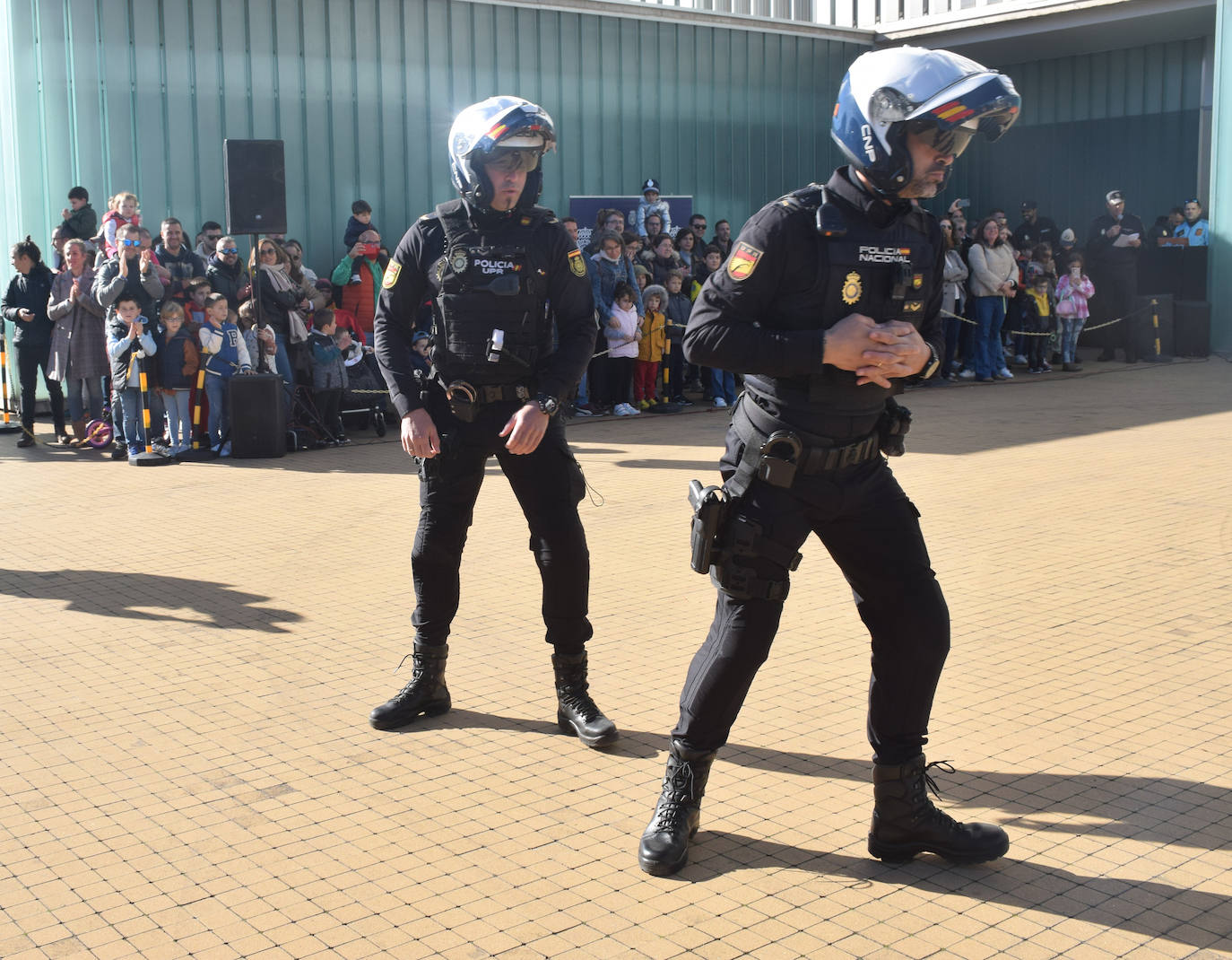 Fotos: La Policía Nacional se acerca a los niños