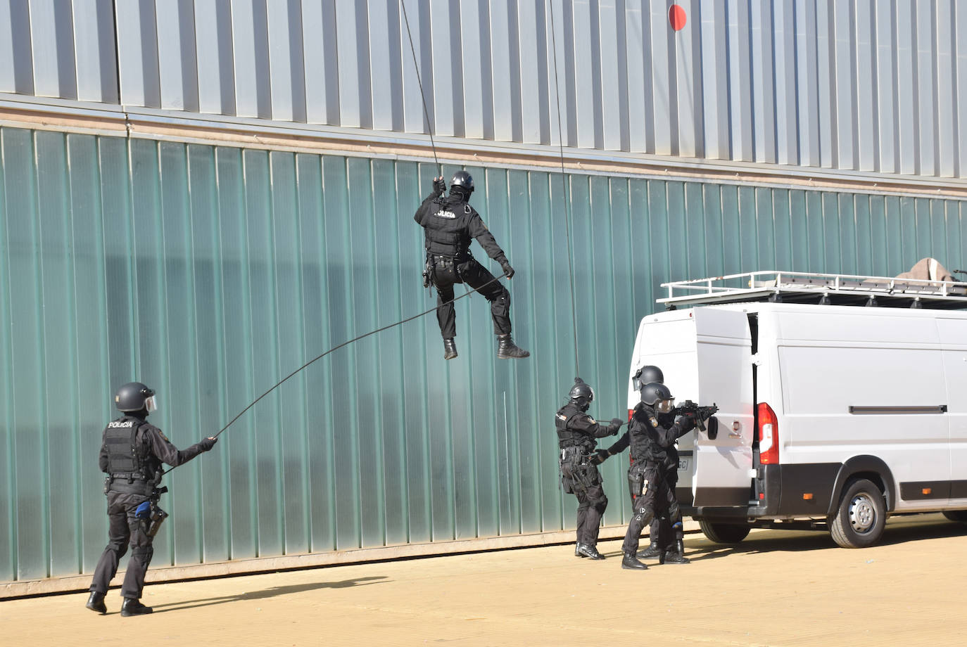Fotos: La Policía Nacional se acerca a los niños
