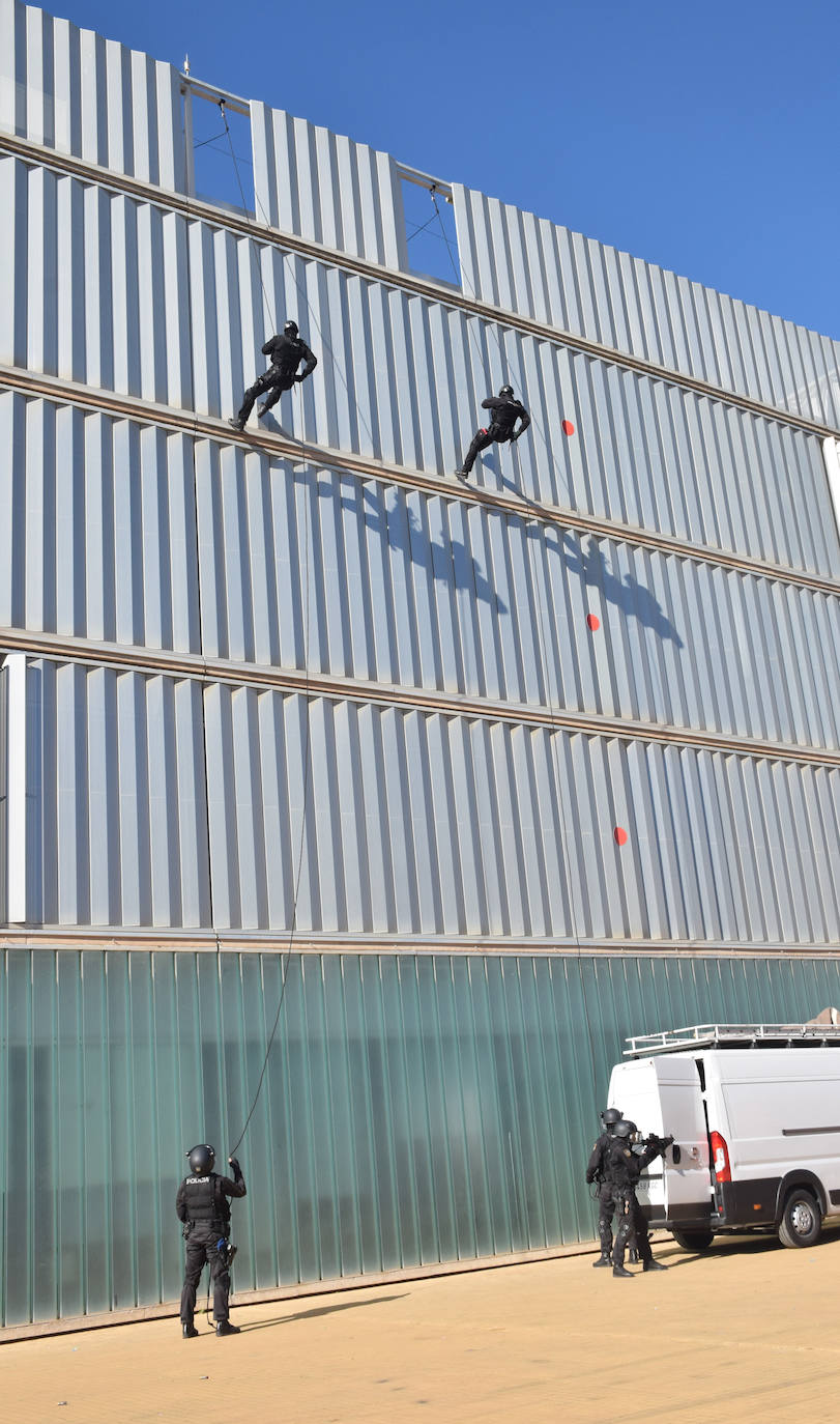 Fotos: La Policía Nacional se acerca a los niños