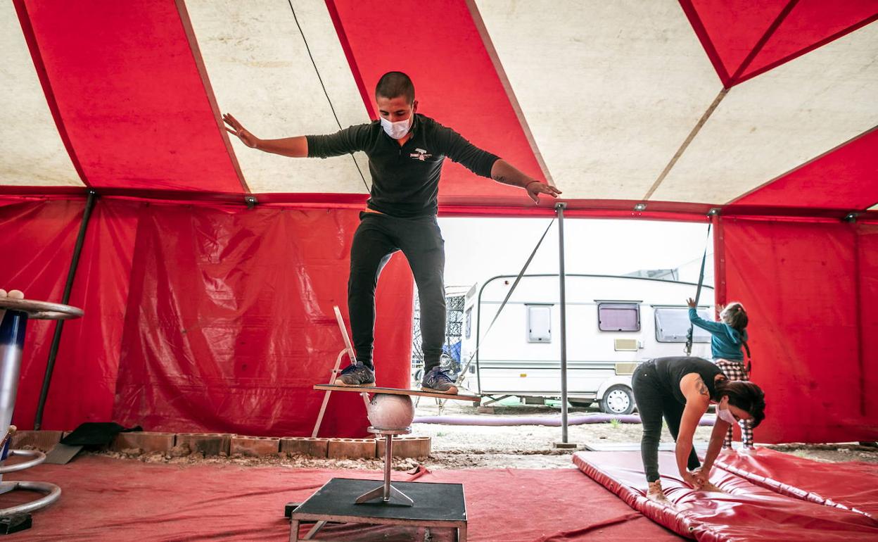 Un equilibrista del Circo Holiday, ensayando. 