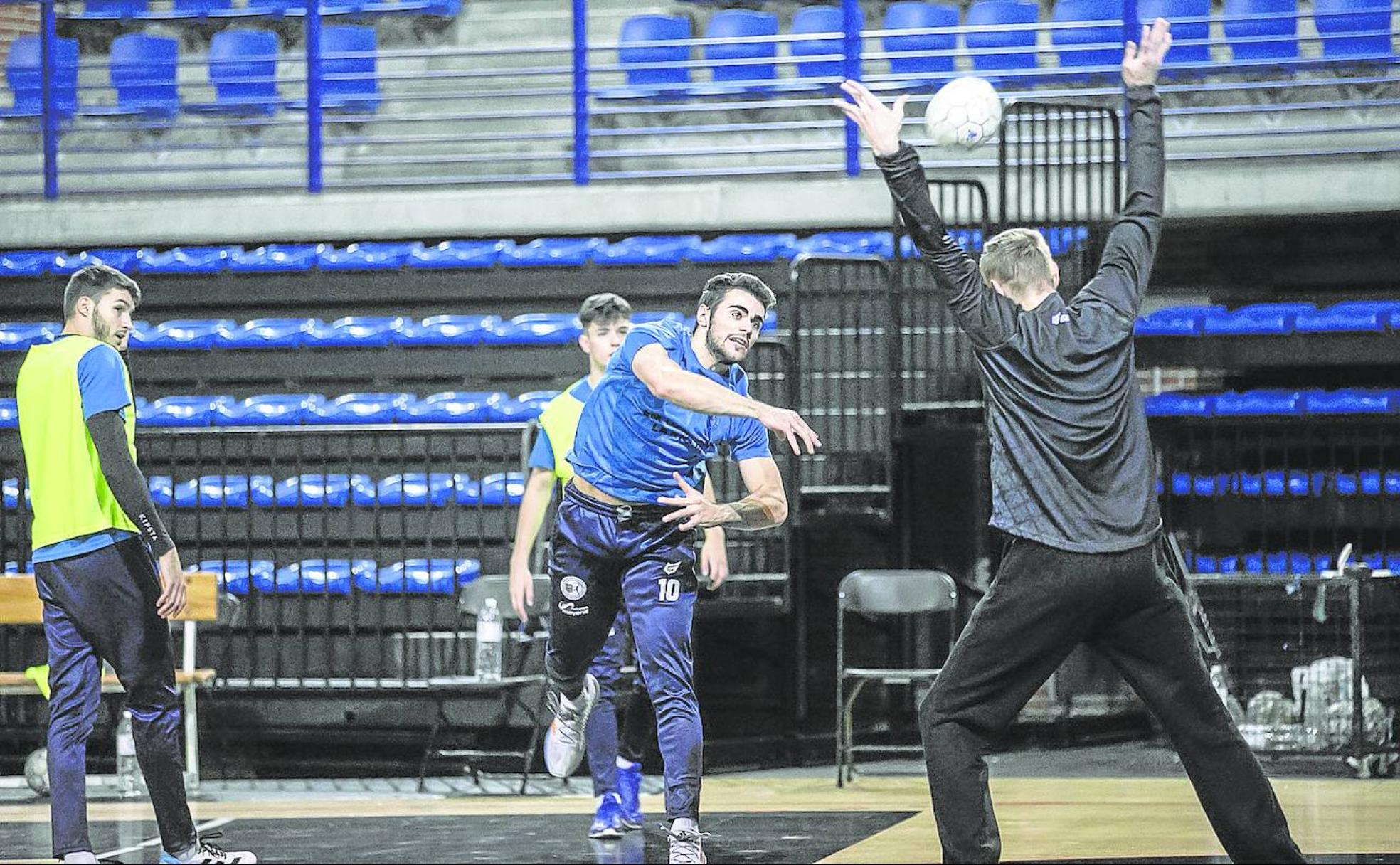 Álex Rubiño marca un gol a Markelau durante el entrenamiento de ayer por la tarde. 