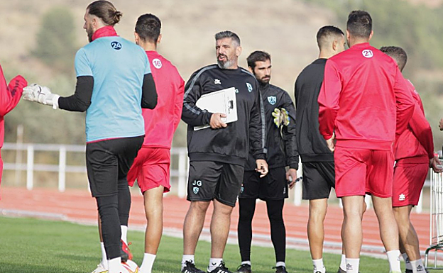 Juan García conversa con sus jugadores en la sesión de ayer. 