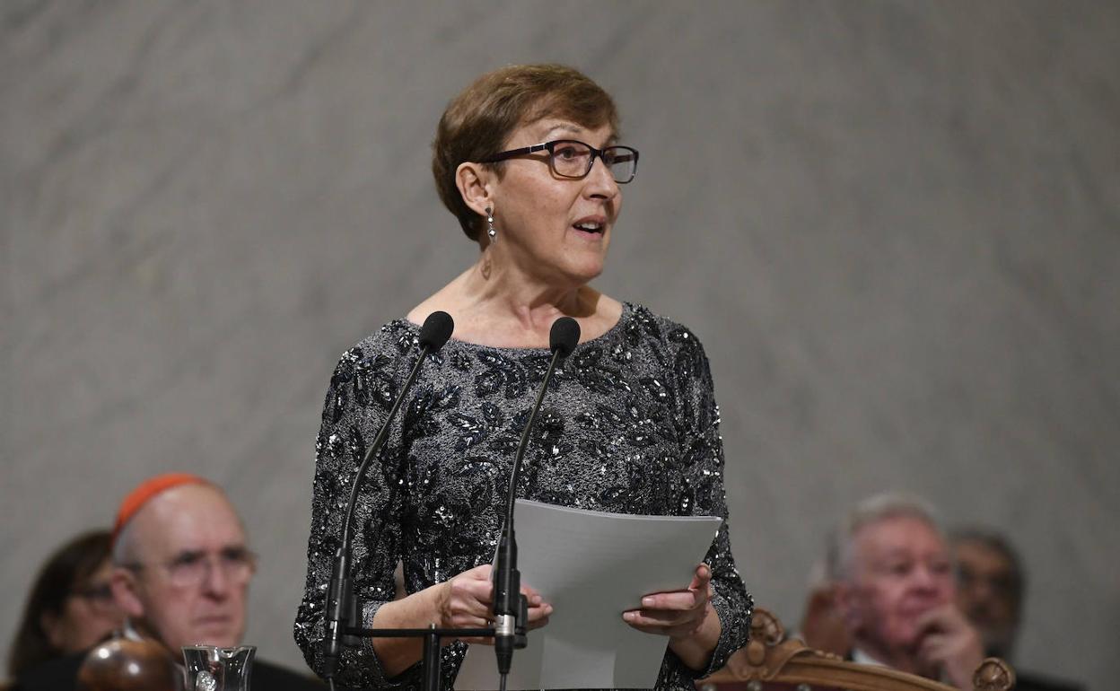 Paloma Díaz-Mas, filóloga, escritora y académica, este domingo durante el acto de su entrada formal en la RAE. 