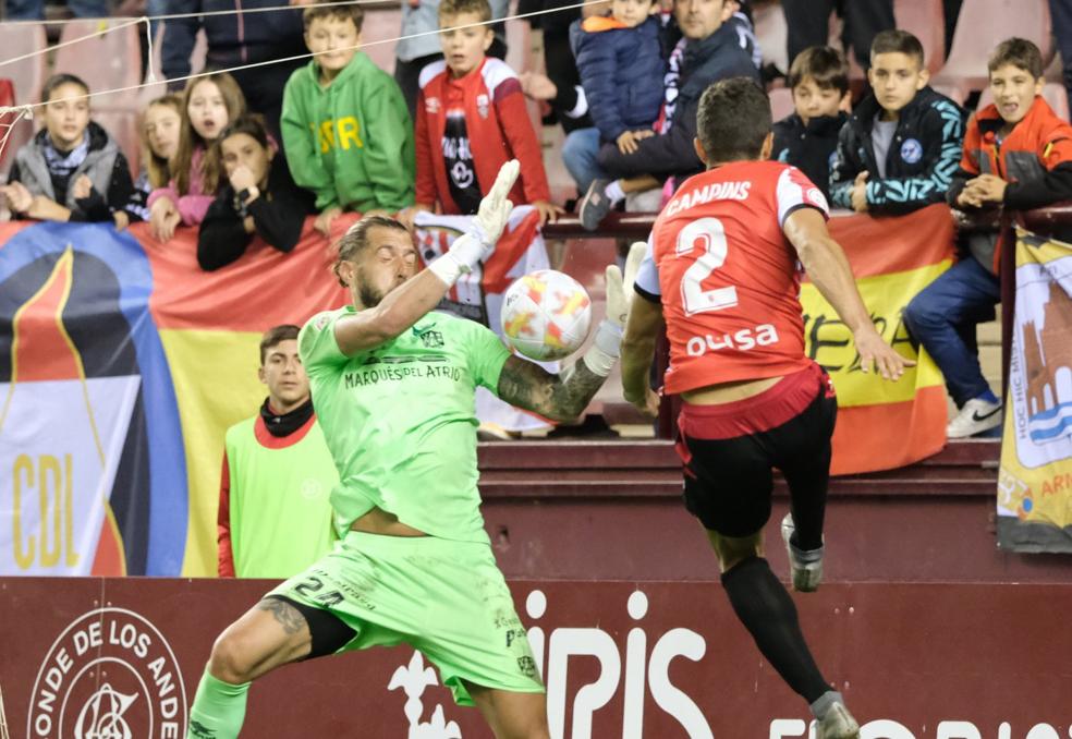 El portero del Calahorra Limones sale ante el disparo de Campins. 