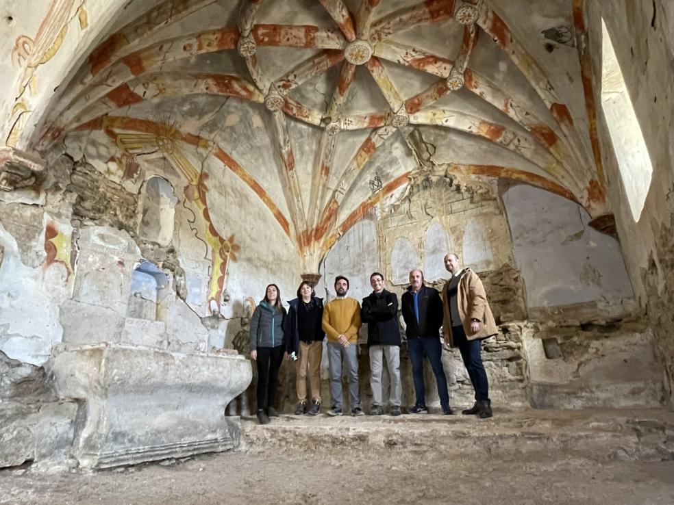 Representantes regionales y locales visitaron ayer la iglesia recuperada para centro de apoyo. 