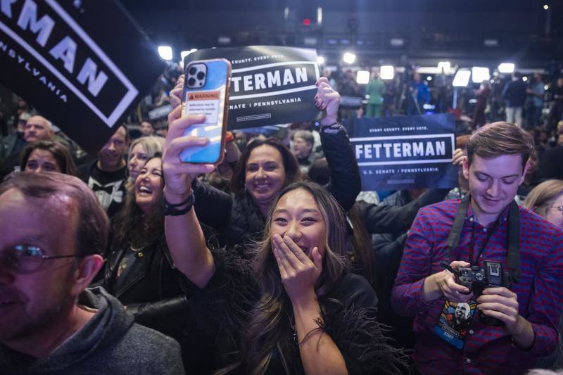 Seguidores de Fetterman celebran su victoria.