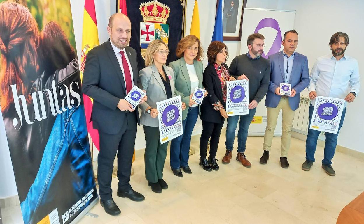 Las autoridades posan en el Ayuntamiento de Villamediana. 