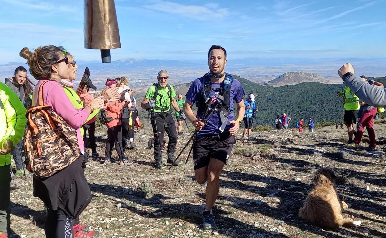 Daniel Rey llegando en carrera a la cima del pico Serrezuela. 