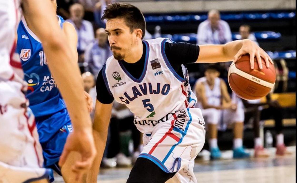 Miguel, con la camiseta del Clavijo y del Loyola. 