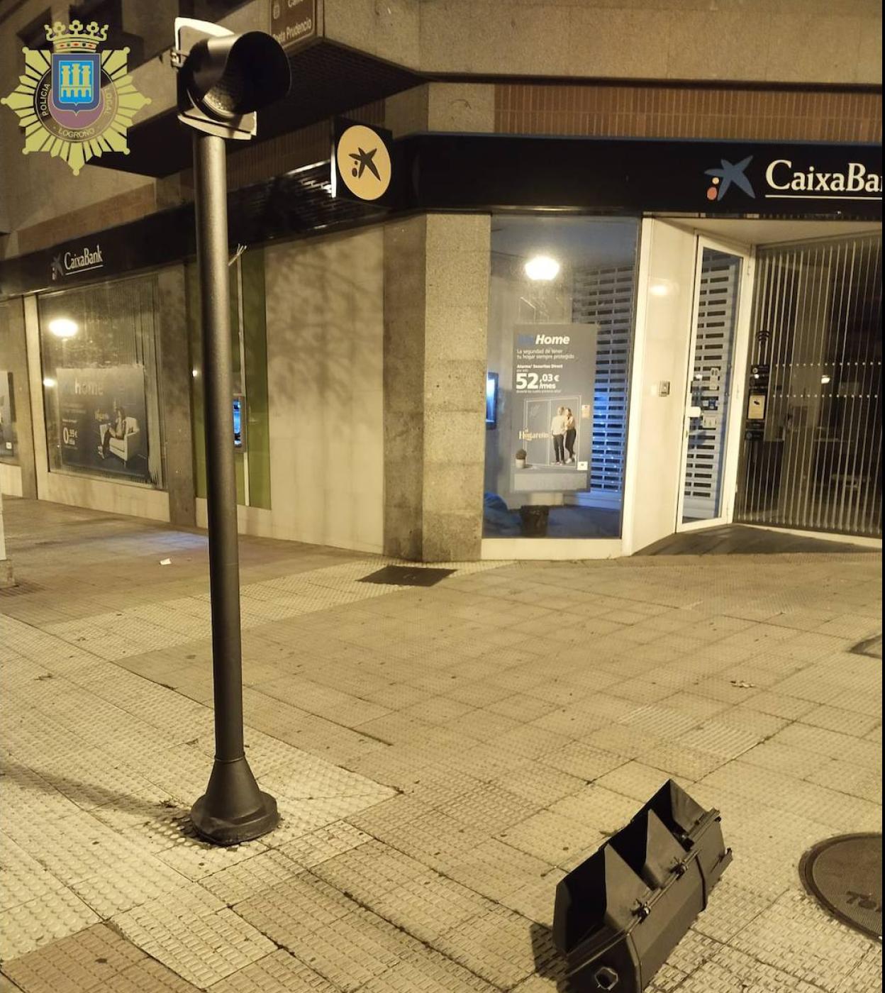 El semáforo, por los suelos. 