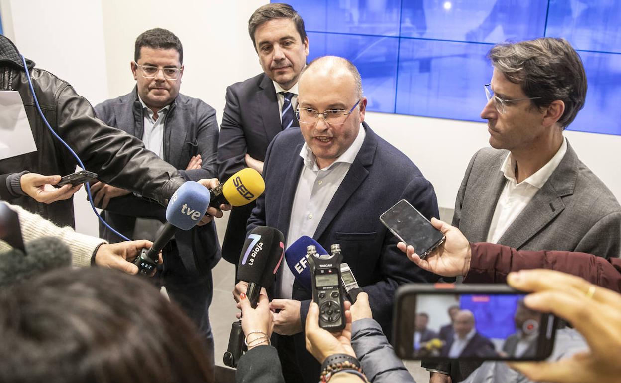 Tellado atiende a la prensa, junto a Domínguez, Galiana y Capellán. 