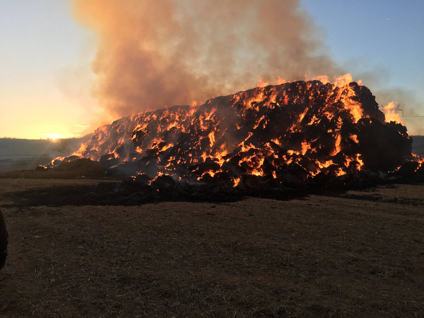 Imagen de la paja ardiendo en Hormilla. 